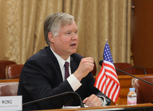 스티븐 비건 미 국무부 부장관 겸 대북정책특별대표가 8일 오전 서울 외교부 청사에서 이도훈 외교부 한반도평화교섭본부장과 한미 북핵수석대표 협의를 하고 있다.   [사진공동취재단]